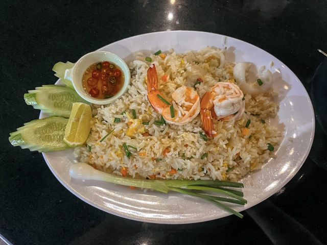 ร้านอร่อย “ร้านหมึกสด..ริมเล” 🍽️ (จันทบุรี)