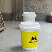 คาเฟ่ slow bar สีเหลือง ใจกลางเซี่ยงไฮ้ 💛