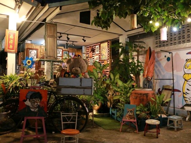 ชมงานศิลป์ที่ Rayong Gallery 