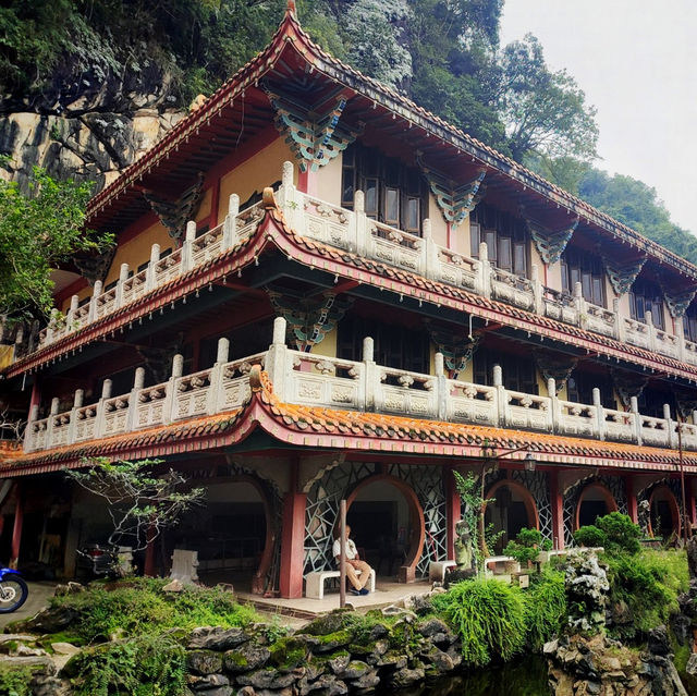 Hidden Gem in Ipoh: Sam Poh Tong Temple