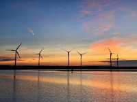 高美濕地-夕陽的美景與風力發電的風車相映成趣