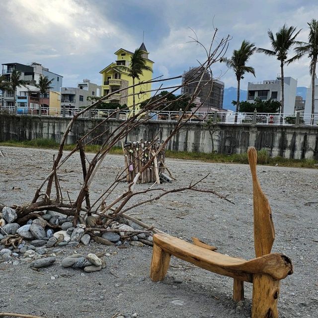 花蓮〔北濱公園〕大海與漂流木椅的詩意畫境