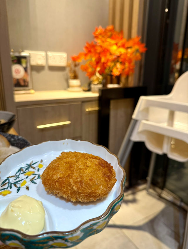 有紅葉小庭院佈置嘅和食屋🍁