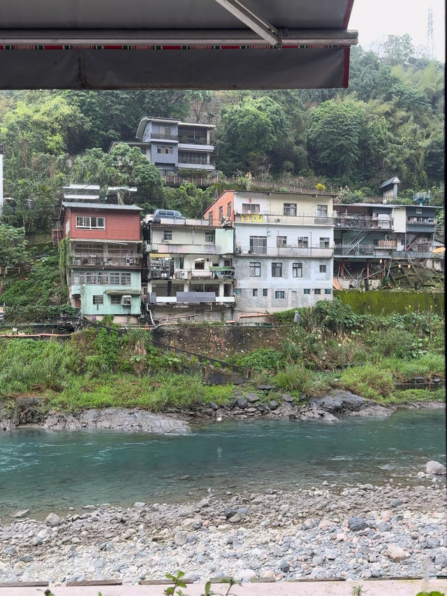 Retro Meal by the River in Wulai Old Street