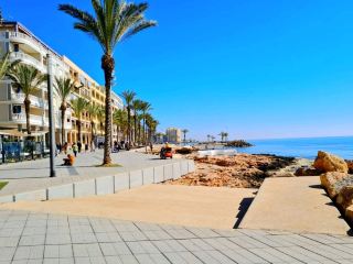 토레비에하(Torrevieja)는 바다와 소금 생산을 중심으로 생활하는 관광 마을입니다.