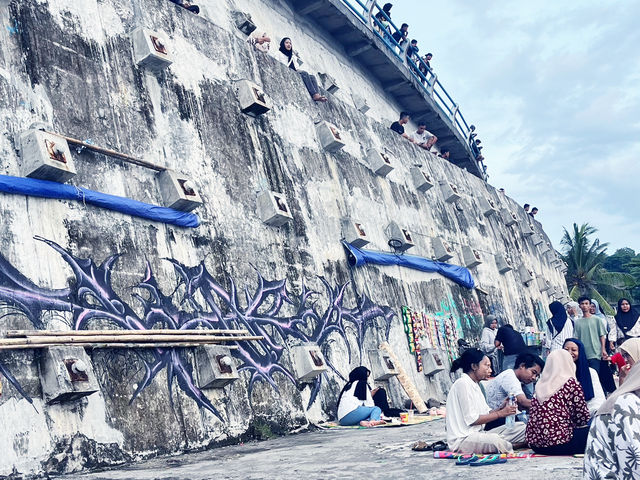 龍目島當地著名景點推薦：Senggigi Beach，適合拍照打卡親子遊。