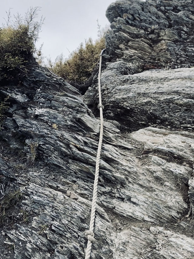 關山嶺山-碎石坡、拉繩岩壁與白茫茫的三角點