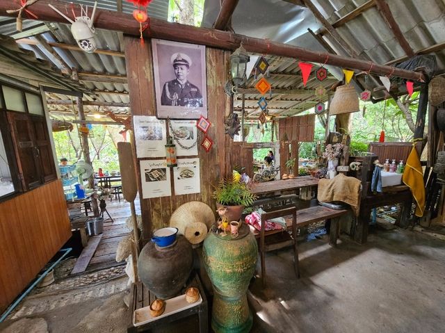 เรือมอญ ริมสวน