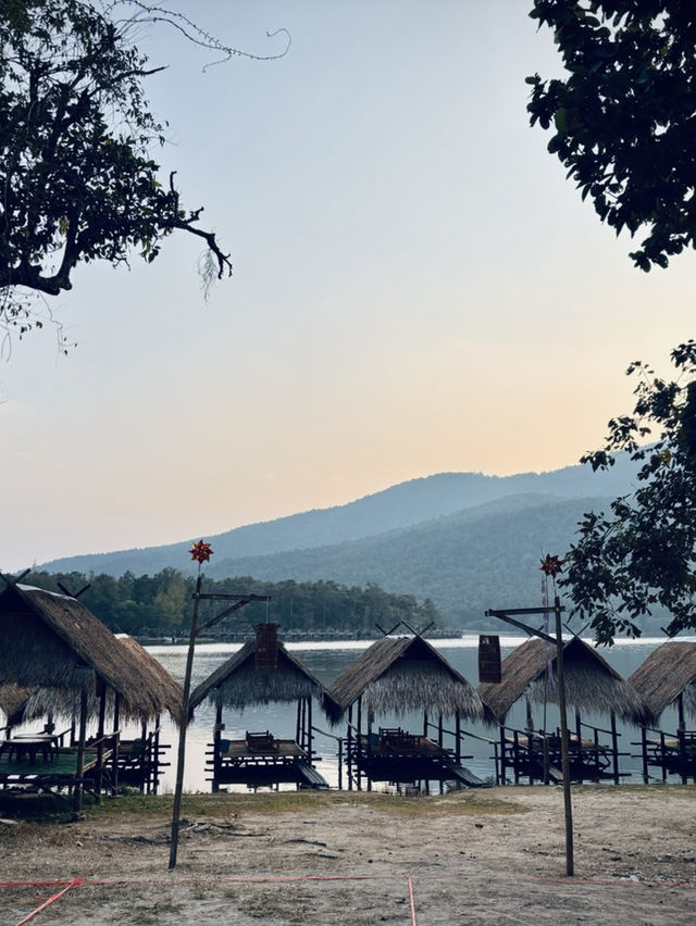 水上涼亭，放鬆一夏！🌊☀️ 來這裡，煩惱都融化啦！😎