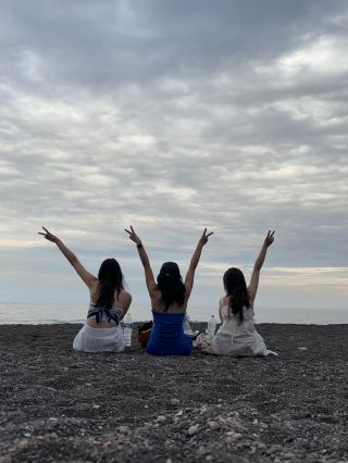 サントリーニ島のブラックサンドビーチ – 他にはない体験！🇬🇷🏖️