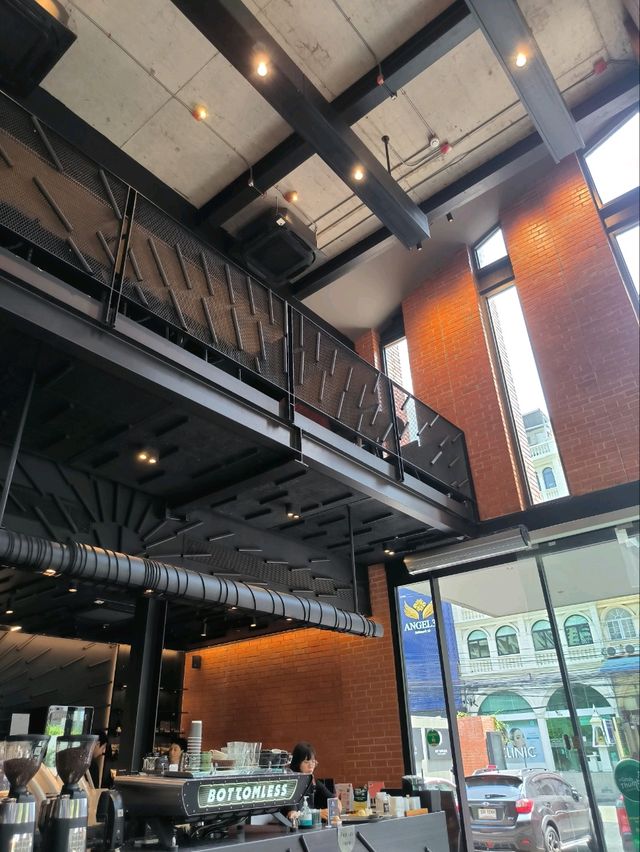 บอททอมเลส ร้านกาแฟสาขาสุขุมวิท 33