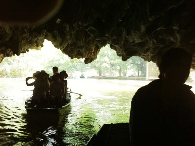 ล่องเรือกลางหุบเขา สัมผัสเสน่ห์ธรรมชาติที่ Tam Coc