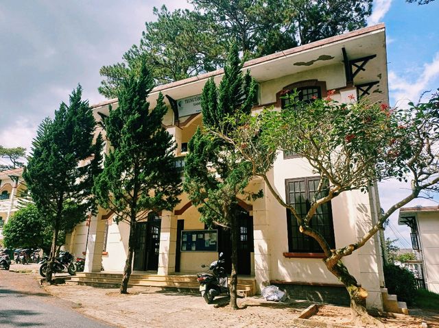 越南大叻市中心著名大學校區景點：Trường Cao Đẳng Đà Lạt，歐式園林藝術風格設計校區，適合打卡拍照📸