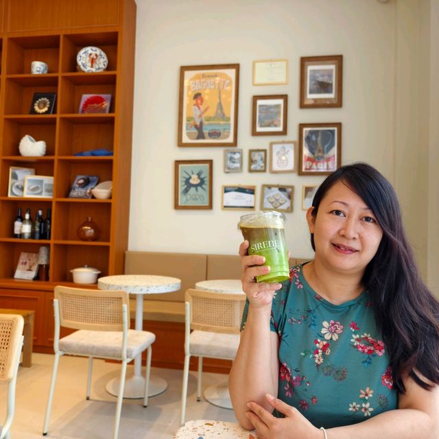 Sirene Café & Restaurant: A Charming Photo-Perfect Spot
