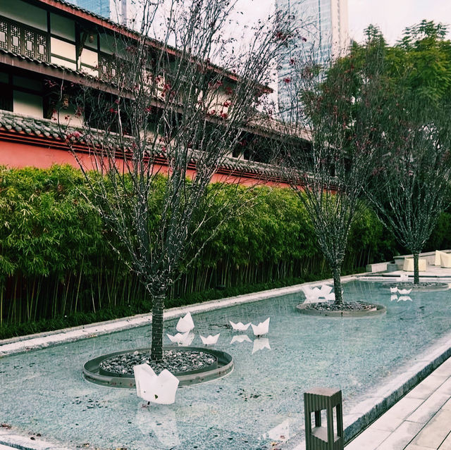 🇨🇳:成都 ビルをよじ登るパンダに驚き！写真必須のショッピング天国🐼🏢