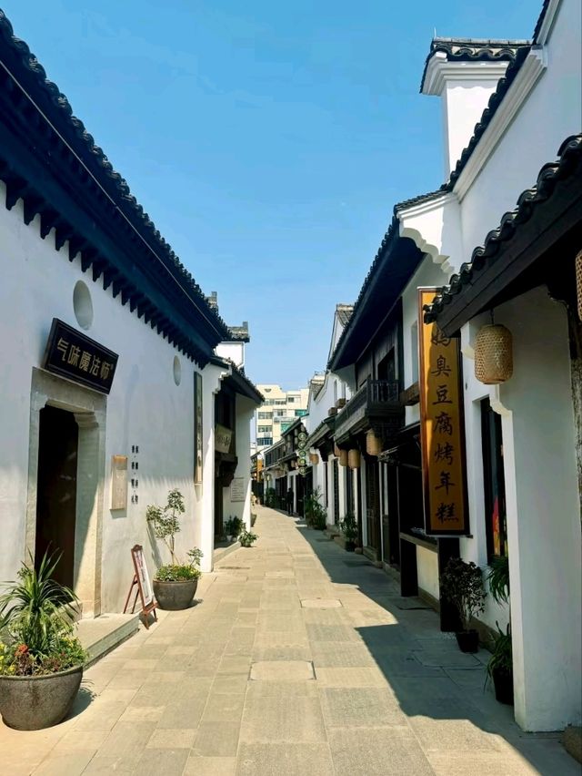 Dongqian Street: A Stroll Through Shengzhou’s Living Heritage