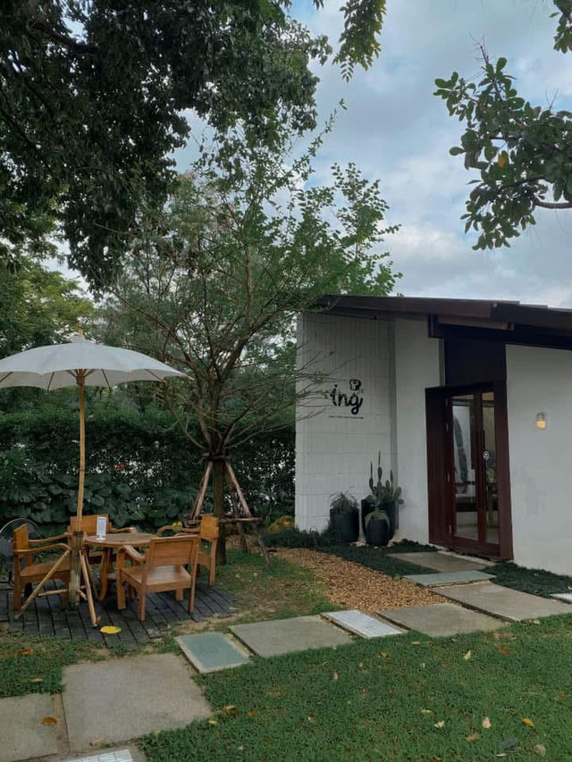 Ing คาเฟ่โทนอบอุ่นธรรมชาติ 🥯🌳 กลางสวน 