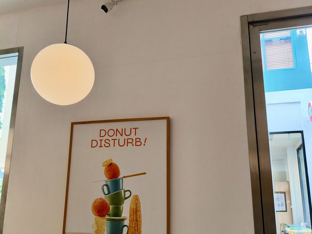 曼谷| 甜點控請收藏曼谷超可愛多拿滋店Donut Disturb 藏身Ari文青社區，拍照打卡100分！