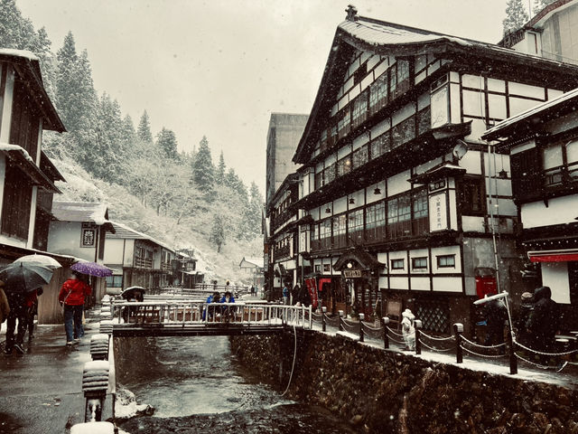 去到阿信的故鄉山形縣「銀山溫泉」擁有超過500年歷史以上的溫泉區。 走進《千與千尋》湯屋！超夢幻「雪景溫泉街」♨️ 「銀山溫泉」的日與夜景色，古色古香的溫泉老街，彷彿穿越時空回到了大正時