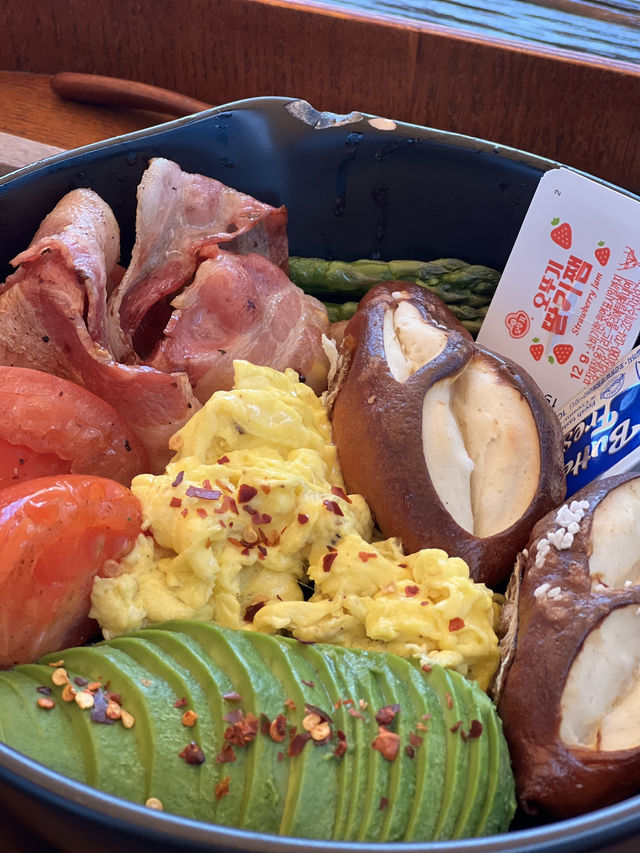 🍂 “작지만 깊은 계절의 맛 – 삼각지 감성카페 ‘도토리’” 
