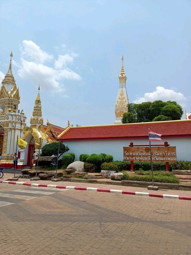 สักการะพระธาตุพนม จังหวัดนครพนม