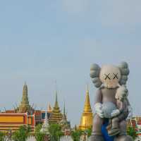 เมื่อ KAWS  มาพักร้อนที่สนามหลวง ✨☀️
