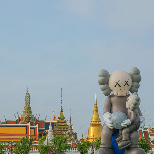 เมื่อ KAWS  มาพักร้อนที่สนามหลวง ✨☀️