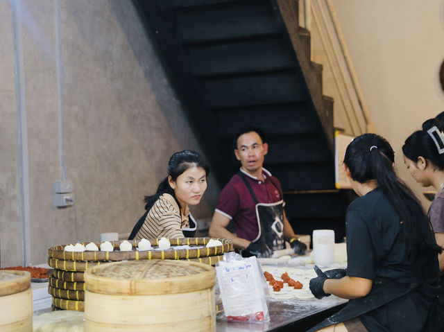 曼谷|古籠包 曼谷人氣排隊店｜遠遠就聞到包子的香味！