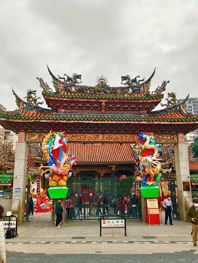 A Touch of Peace and Power at Lungshan Temple
