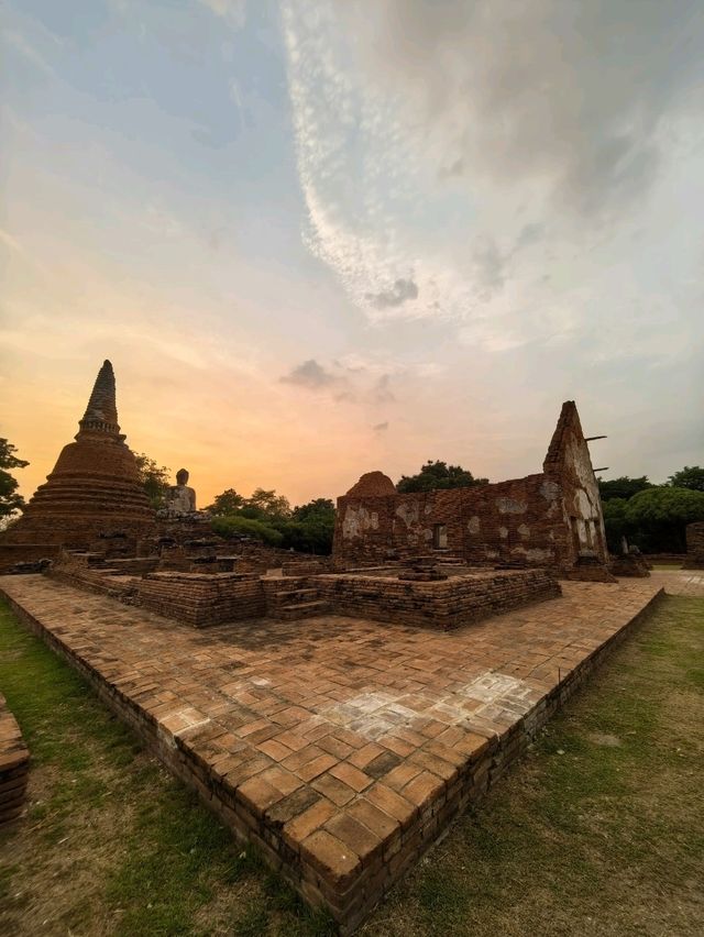 เงาสะท้อนอดีตยามเย็น ณ วัดวรเชษฐ์ อยุธยา