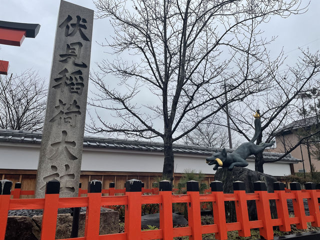  【伏見稲荷大社｜京都】  どこまでも続く“千本鳥居”が圧巻！写真映えも間違いなし