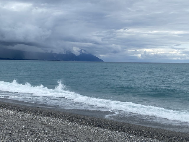 東岸太平洋 ☁️雲層層堆疊 海浪花片片 
