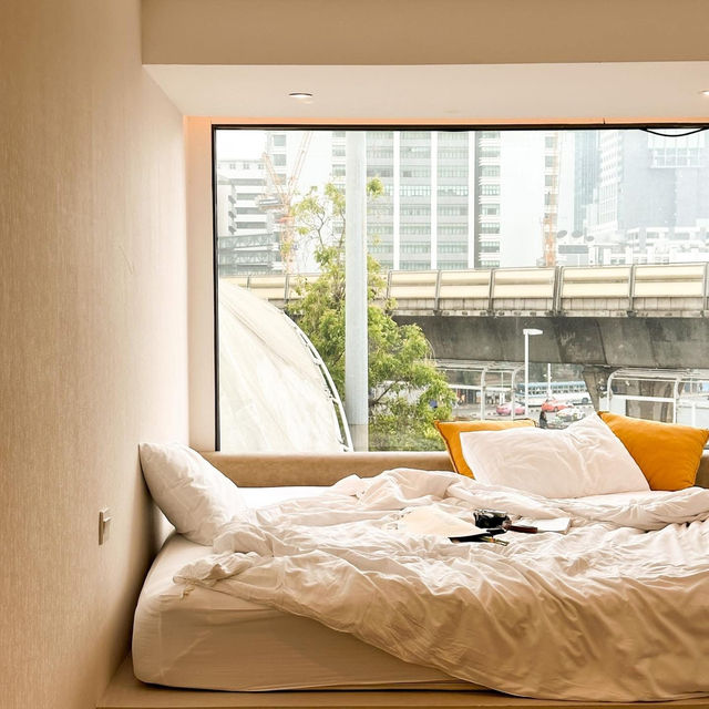 Yello Rooms Hotel ที่พักวิวรถไฟฟ้าสุดปัง