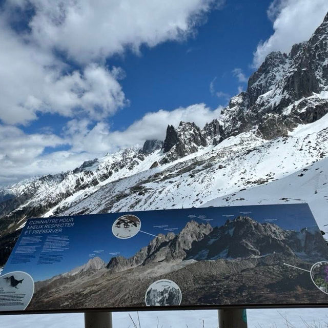 戰戰兢兢的走向南針峰峰頂觀景台眺望白朗峰