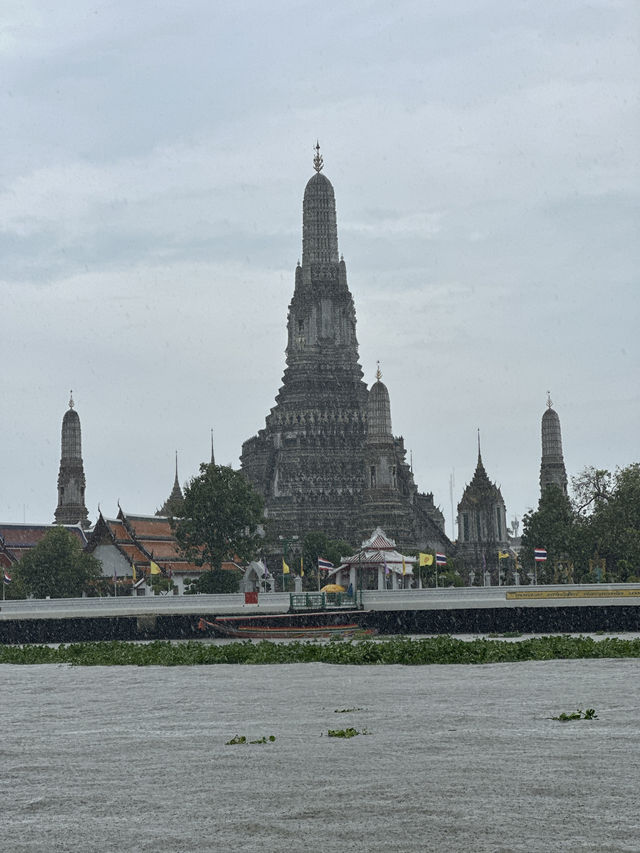 Rainy day at Wat Arun hits different ☔️✨