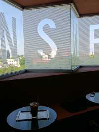 位於小山坡上的咖啡店NSWF 