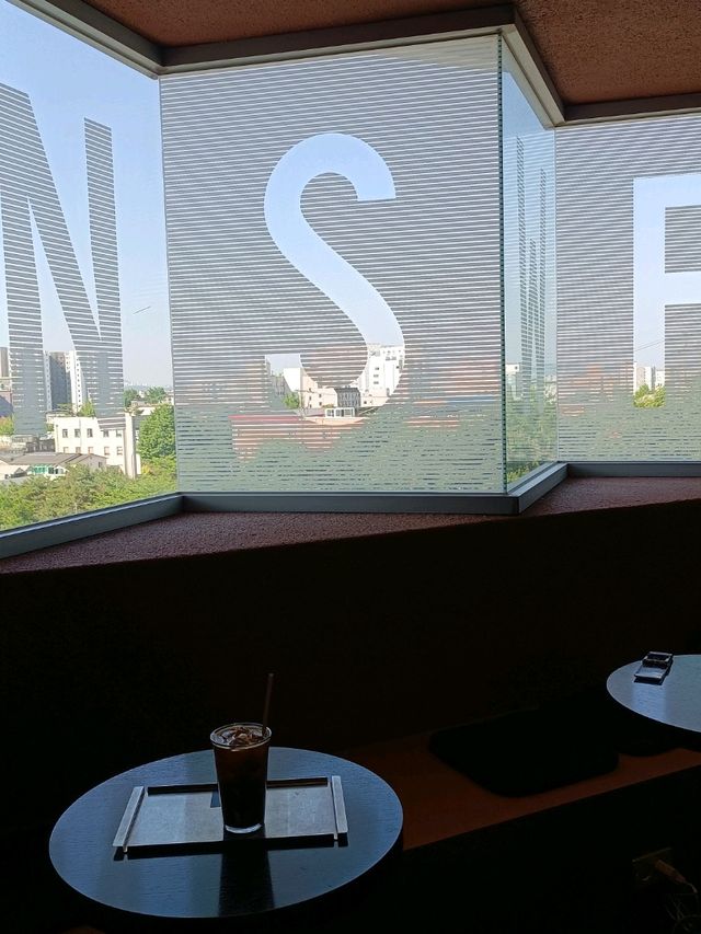 位於小山坡上的咖啡店NSWF 