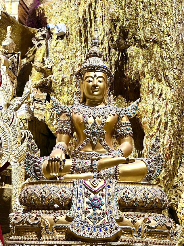 バンコクから日帰りで行ける、美しい自然と伝統のマニウォン寺院。