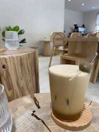 《AROS COFFEE 一縷光》——靜謐空間中的微醺時光