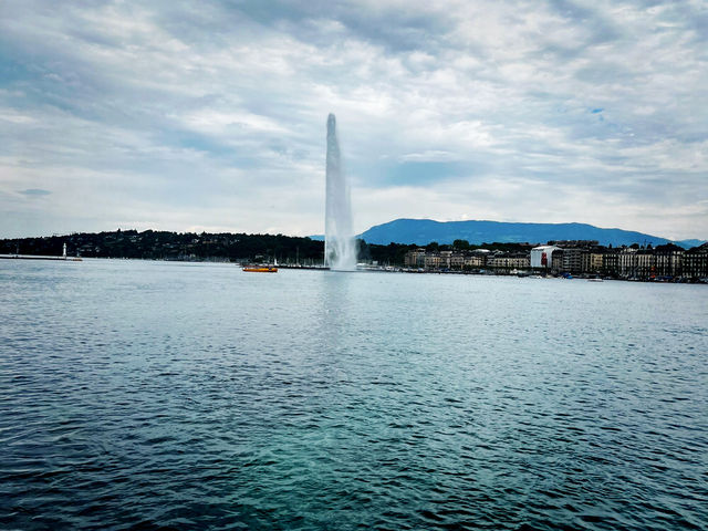 Serene Beauty at Geneva Harbour: A Must-See Lakeside Experience