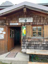 電車とケーブルカーで行ける！絶景トレイルの先にある天空の山小屋「コーブルガー・ヒュッテ」⛰️🚶‍♀️✨  