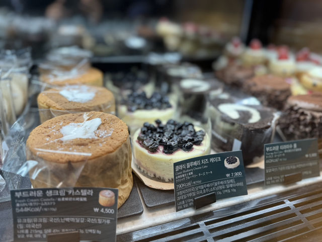☕️ Afternoon Delight: Coffee and Cake at Starbucks Cheongdam Intersection