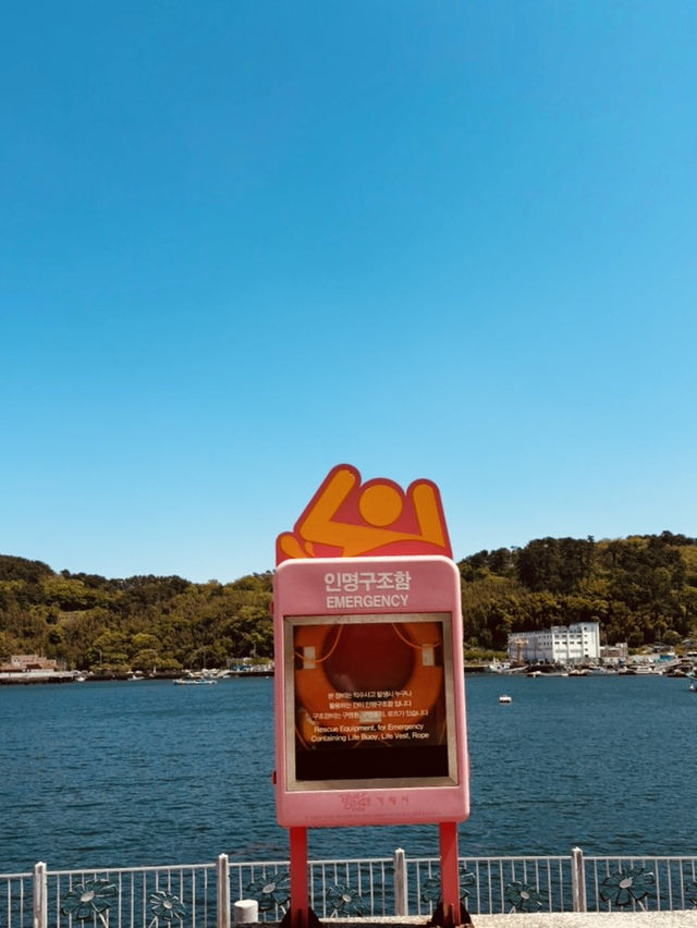 Neungpo Waterside Park, Geoje: A Serene Coastal Haven with Artistic Touches