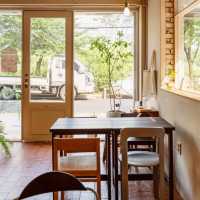 Dear Lion Cafe