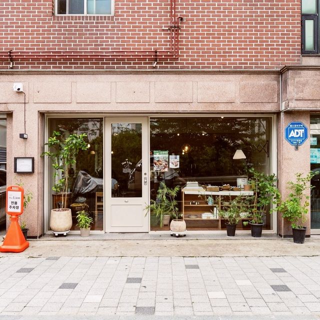 Dear Lion Cafe