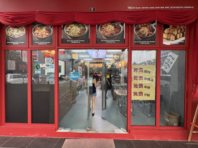 🍜 Tasty Bowls at 曾三仙米线 – Cozy Flavours in Eco Botanik
