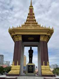 🇰🇭 Phnom Penh’s Heartbeat: Independence Monument at Sunset 🏛️🌇