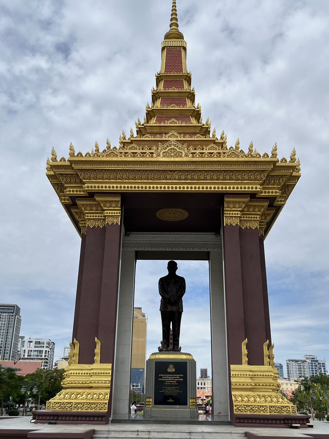 🇰🇭 Phnom Penh’s Heartbeat: Independence Monument at Sunset 🏛️🌇