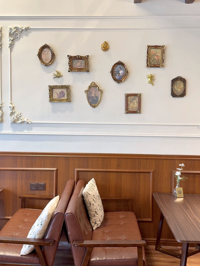 Three-Storey Vintage Charm Just Minutes from the Checkpoint
