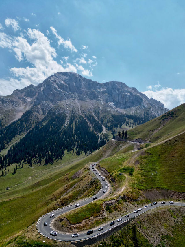 Mini Road Trip in Xinjiang: Yizhao Highway, Heavenly Horses & the Azure Lake